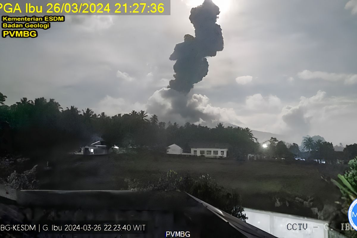 Gunung Ibu meletus lontarkan abu vulkanik setinggi 2,8 kilometer