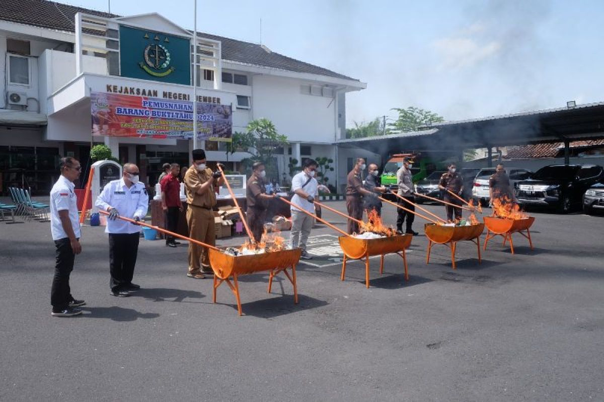 Kejari Jember musnahkan barang bukti 83 kasus pidana