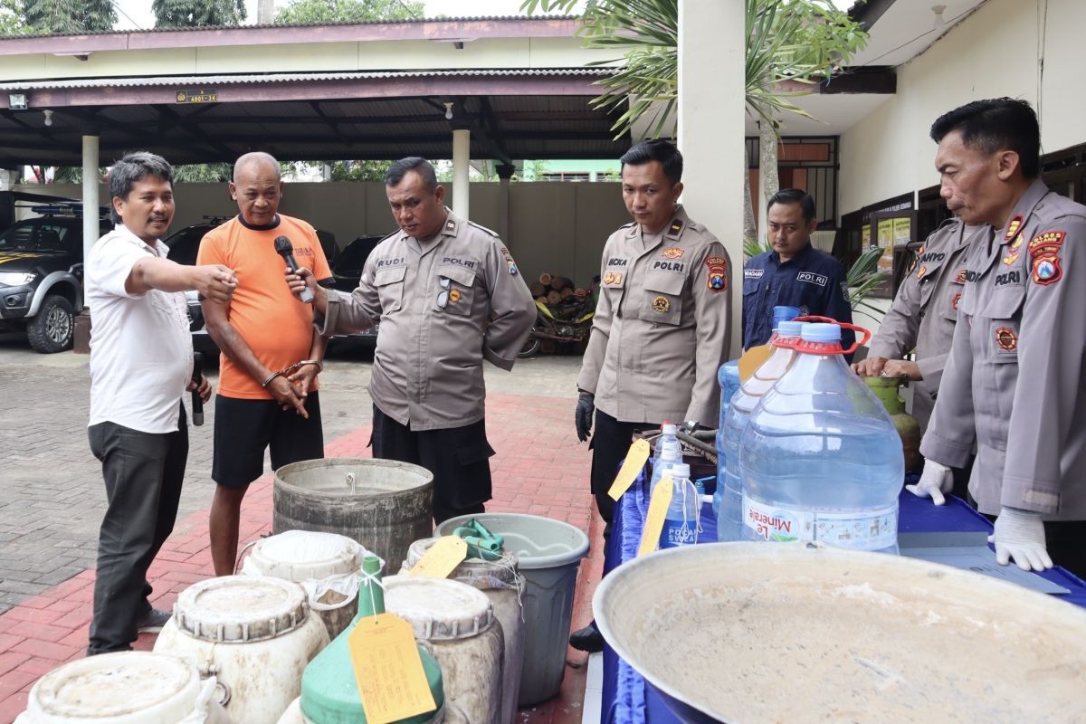 Polres Malang tangkap seorang kakek produsen miras ilegal