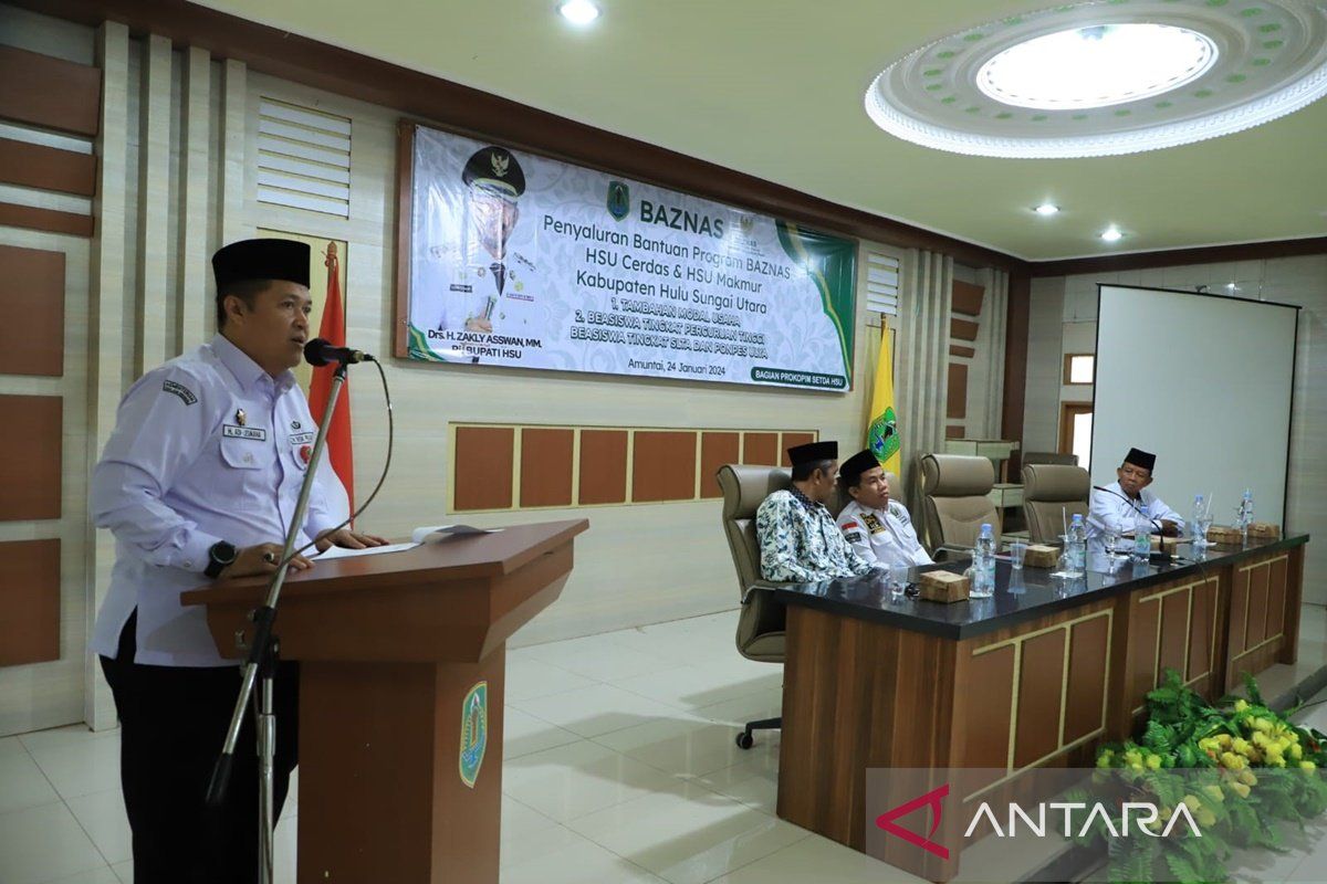 Pemkab HSU Salurkan Bantuan Modal Usaha dan Beasiswa