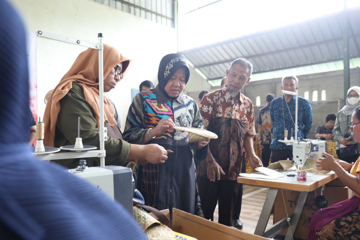 KPM Pena dilatih membuat sandal hotel