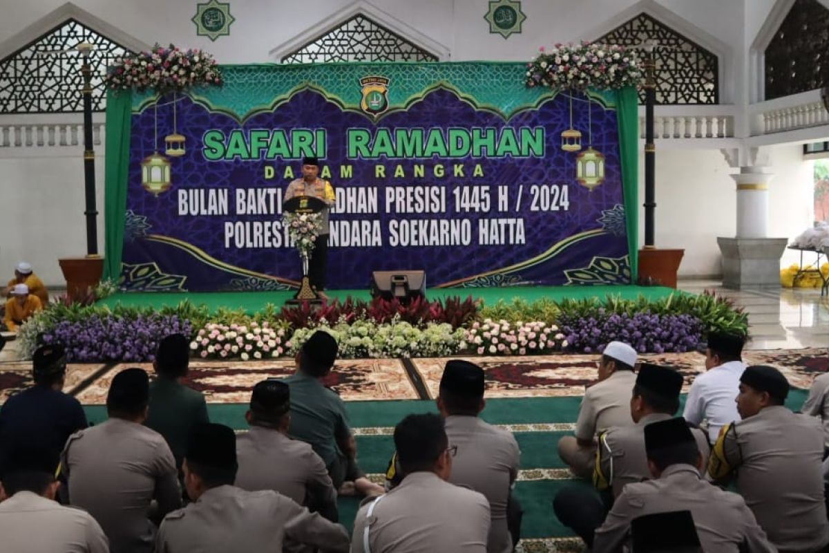 Polisi bagikan 250 sembako safari Ramadhan di sekitar Bandara Soeta