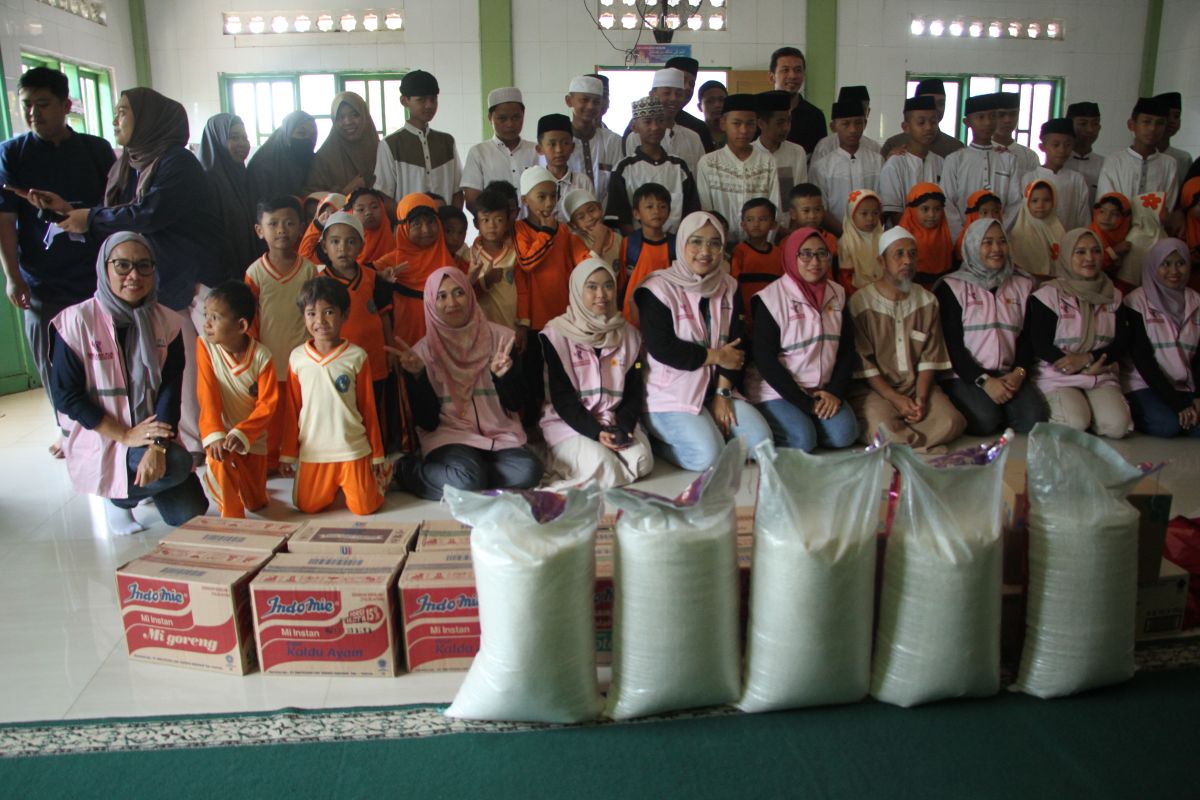 Srikandi PLN Icon Plus Sulawesi menyalurkan bantuan ke pesantren