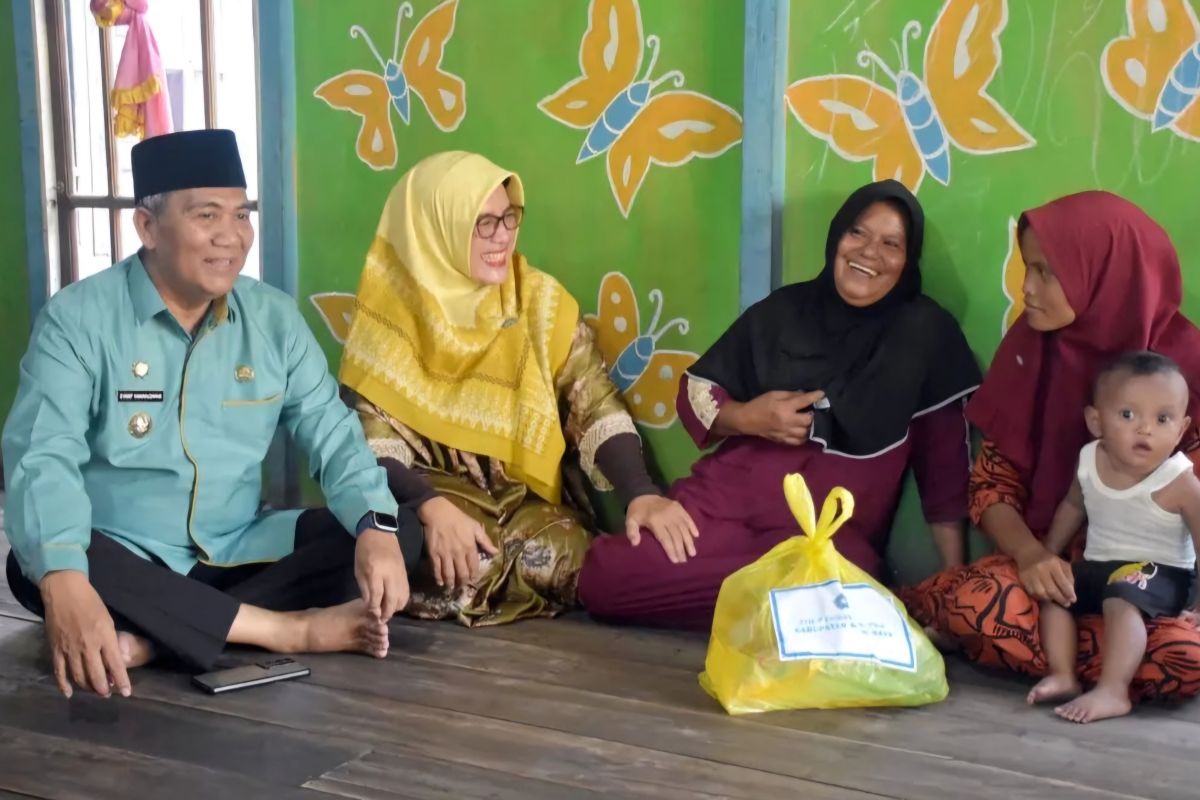 Pj Bupati Kubu Raya sambangi warga dhuafa beri bantuan sembako