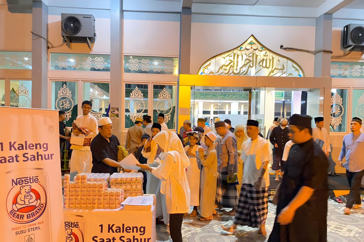 Bear brand mendistribusikan produknya di 700 masjid di Indonesia