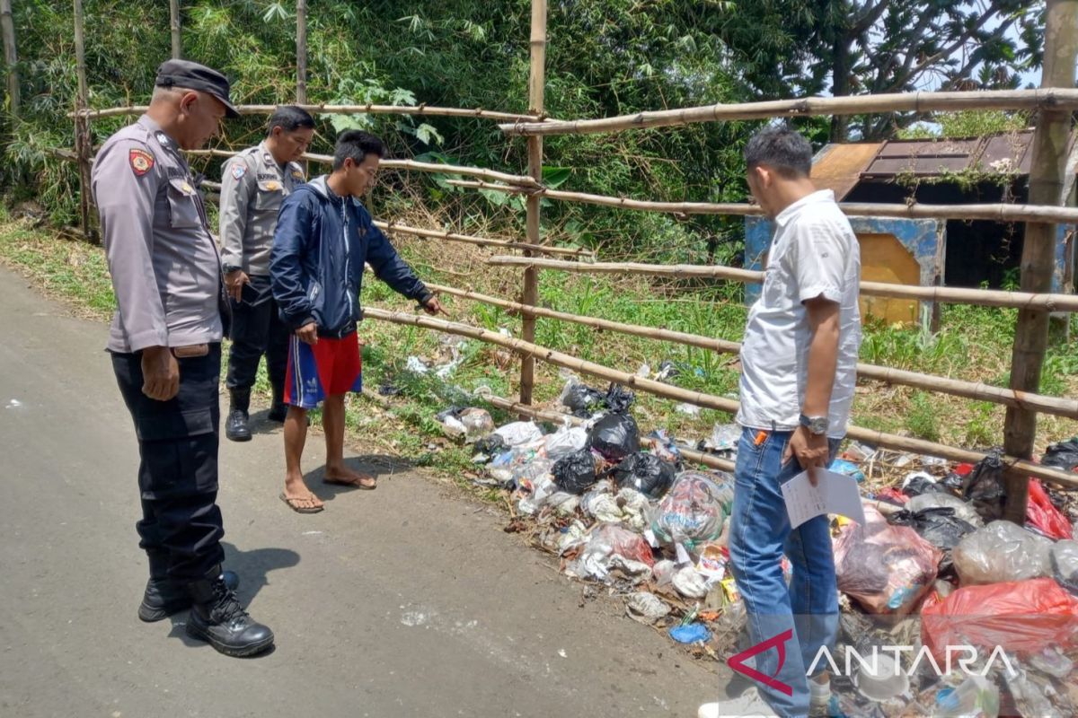 Polisi olah TKP penemuan bayi dalam kardus di Bogor
