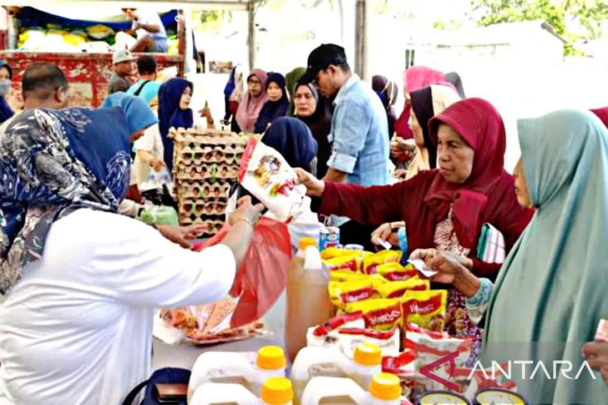 Pemkab  Buru gelar pasar murah kendalikan harga jelang Idul Fitri