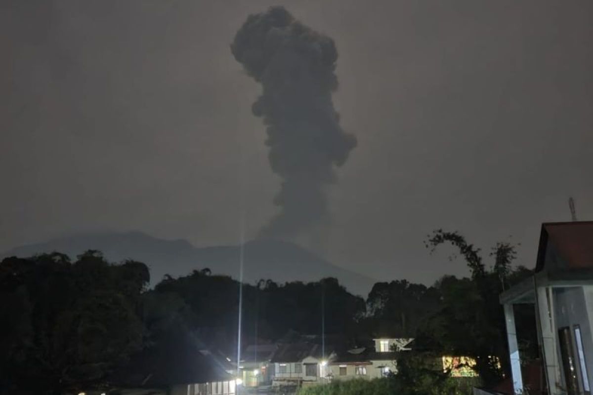 Gunung Marapi erupsi setinggi 1.500 meter di malam Ramadhan