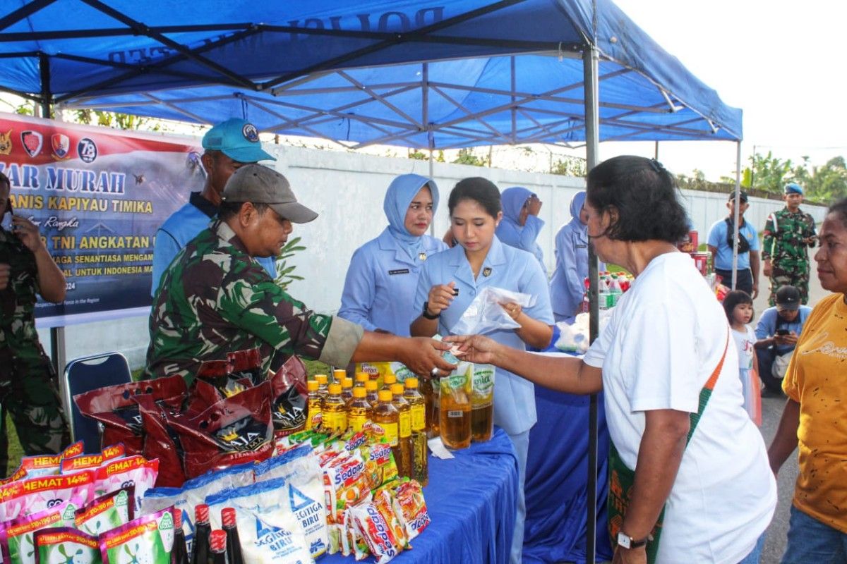 Lanud Timika gelar bazar murah peringati HUT TNI AU