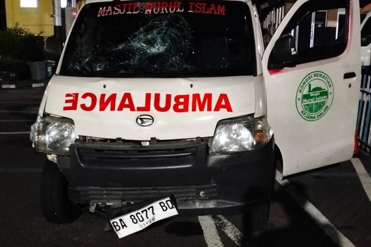 Dua Polisi ditabrak ambulans saat bubarkan tawuran di Padang