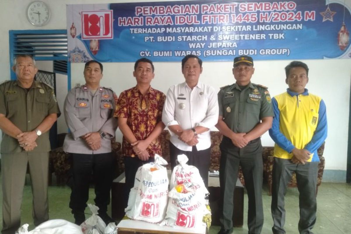 PT BSSW, CV BW bagi-bagi sembako ke warga, Camat Labuhanratu sampaikan terima kasih