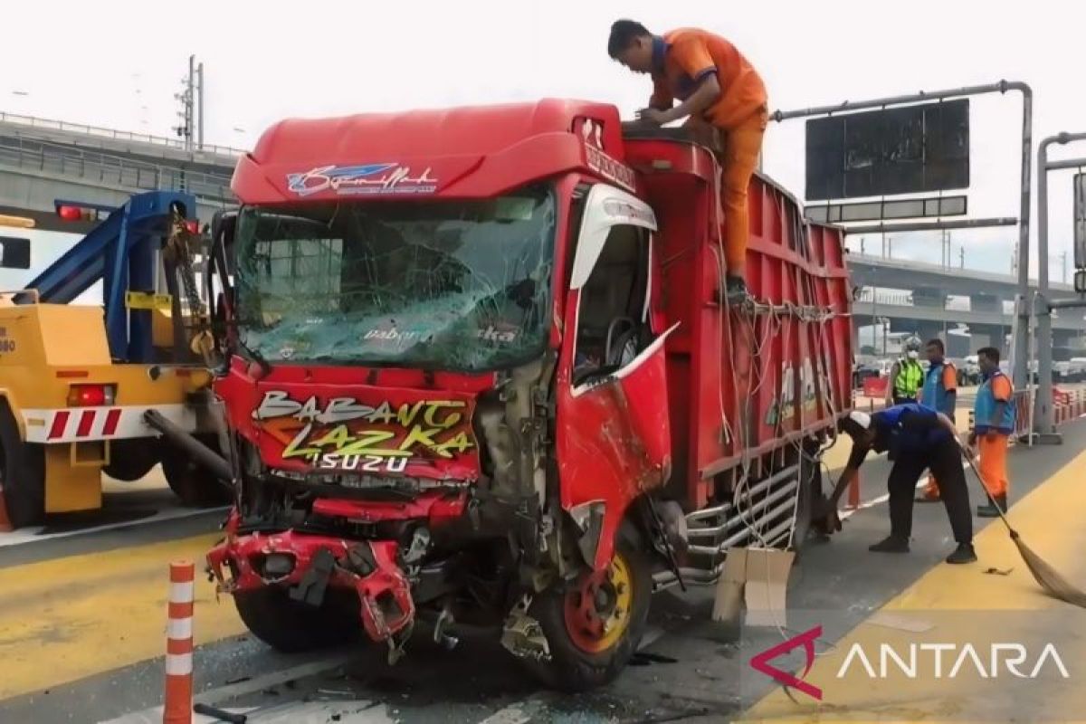 Truk ugal-ugalan diduga penyebab kecelakaan beruntun di gerbang Tol Halim