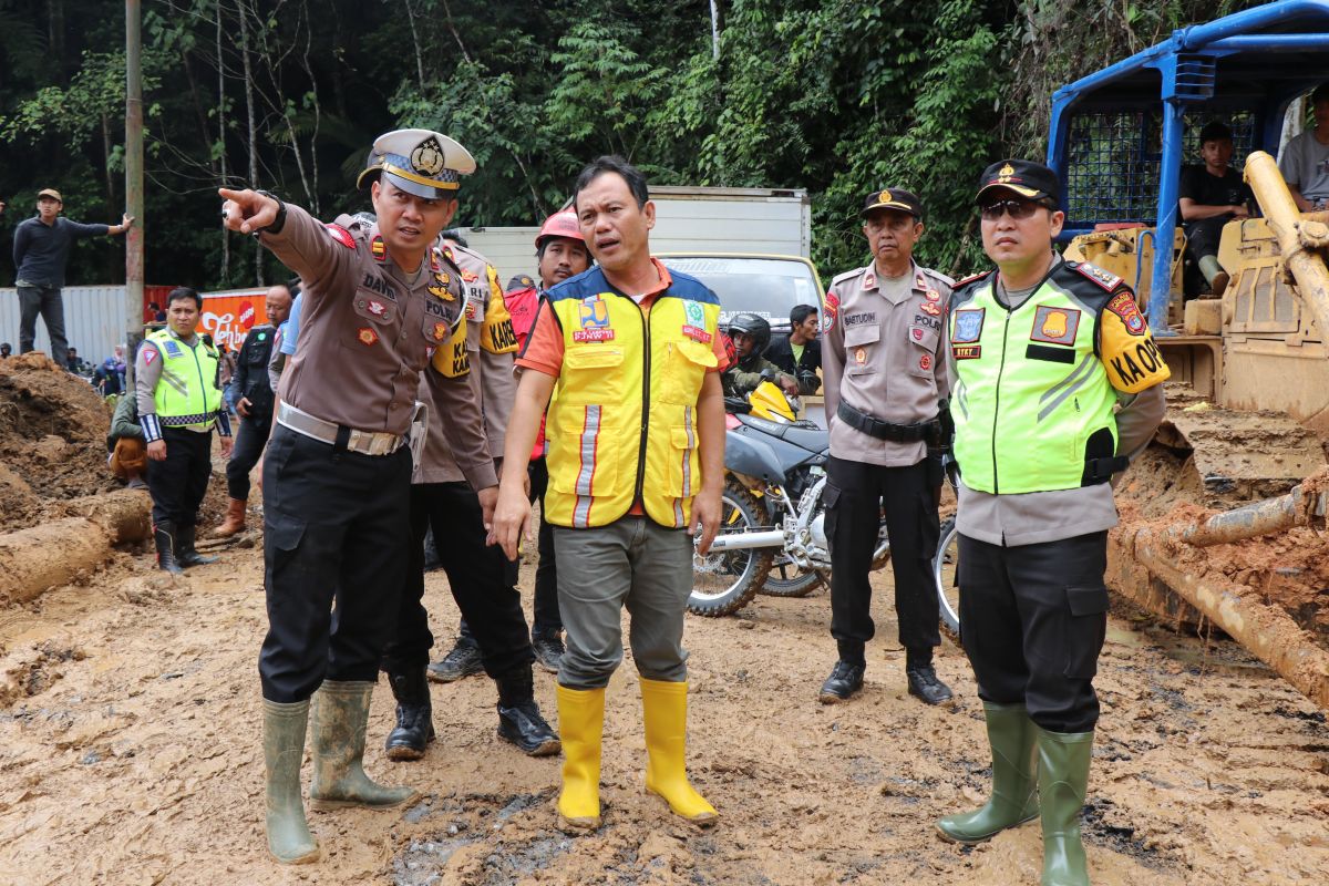 Kapolres Lampung Barat harap jalan longsor dapat dilalui H-10 Lebaran