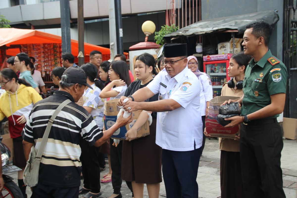 Umat nasrani dan tiga pilar di Tamansari Jakarta Barat membagikan paket takjil