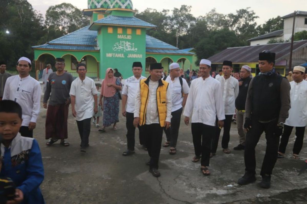 Pj Bupati ajak warga Desa Jambu tingkatkan ibadah kepada Allah SWT