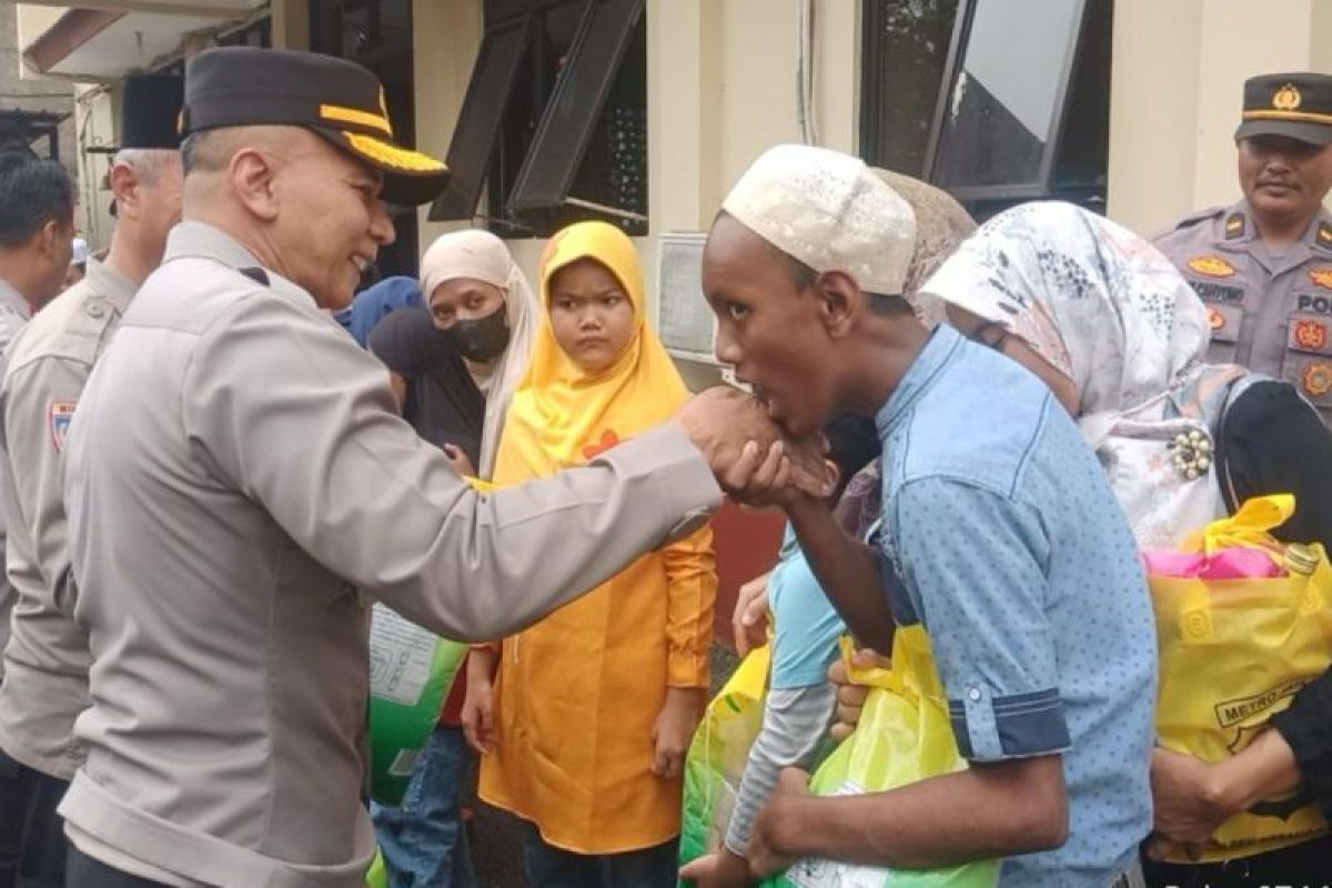 Polisi bagikan bansos untuk disabilitas dan anak yatim