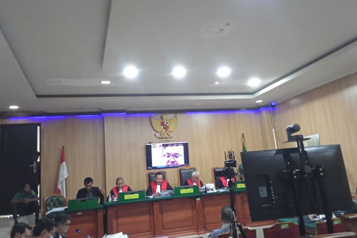 Gubernur Malut nonaktif dan ajudan akui meminta uang dari dua terdakwa