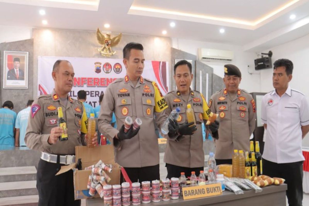 Polres Pemalang sita tiga kilogram bahan peledak dan petasan