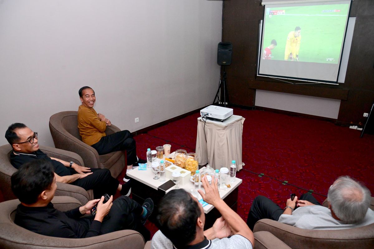 Presiden Jokowi ucapkan selamat kepada Erick Thohir usai kemenangan timnas