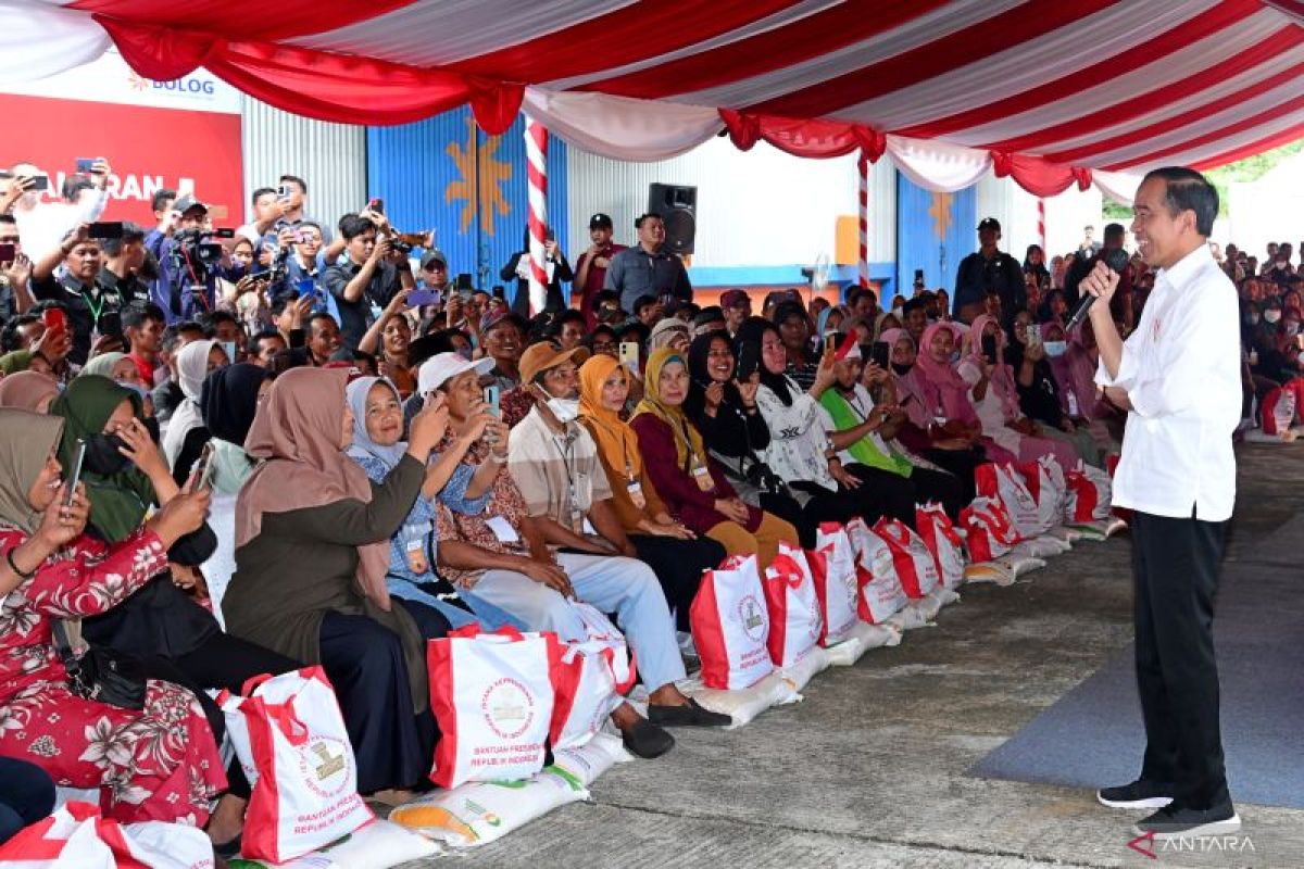 Presiden Jokowi mengupayakan bantuan beras dilanjutkan hingga akhir tahun