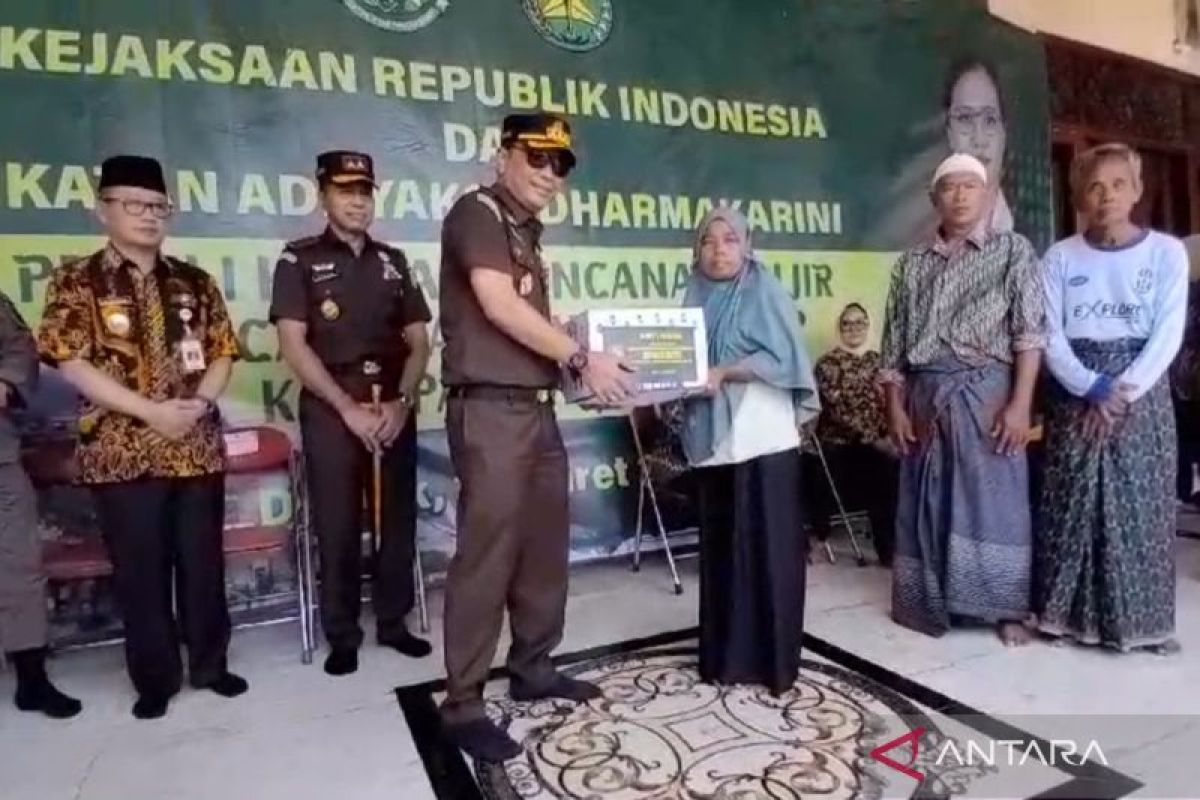 Kejati Jateng berikan 600 paket sembako untuk korban banjir Demak