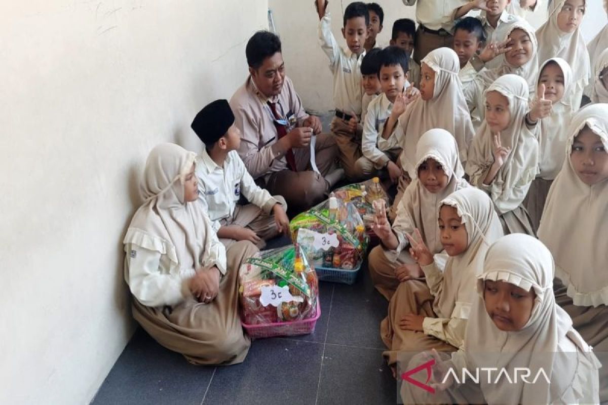 Siswa SD Muhammadiyah PK Boyolali membuat  parcel Ramadhan untuk kaum duafa