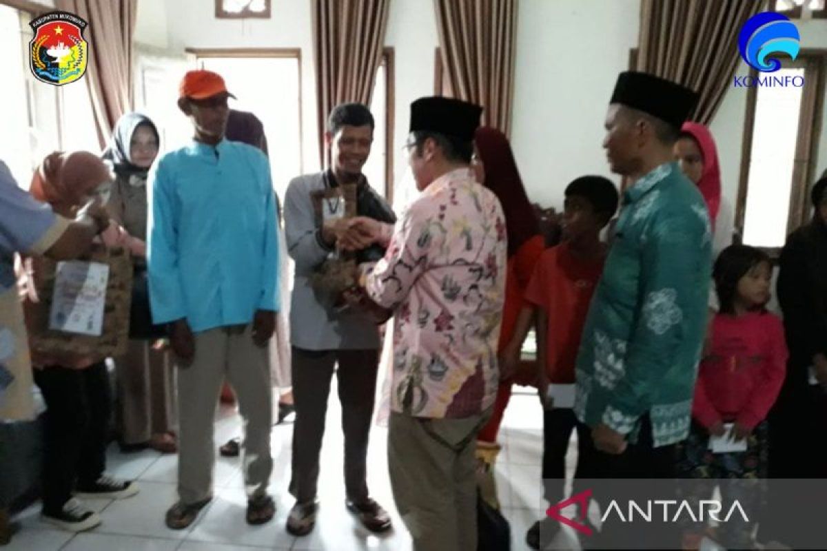 Bupati apresiasi kegiatan berbagi sembako gratis DLH Mukomuko