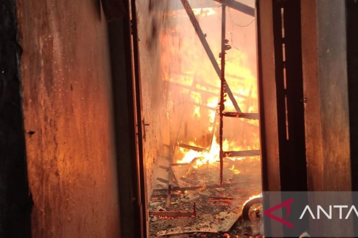 Diduga akibat arus pendek, sebuah rumah di Cakung ludes terbakar