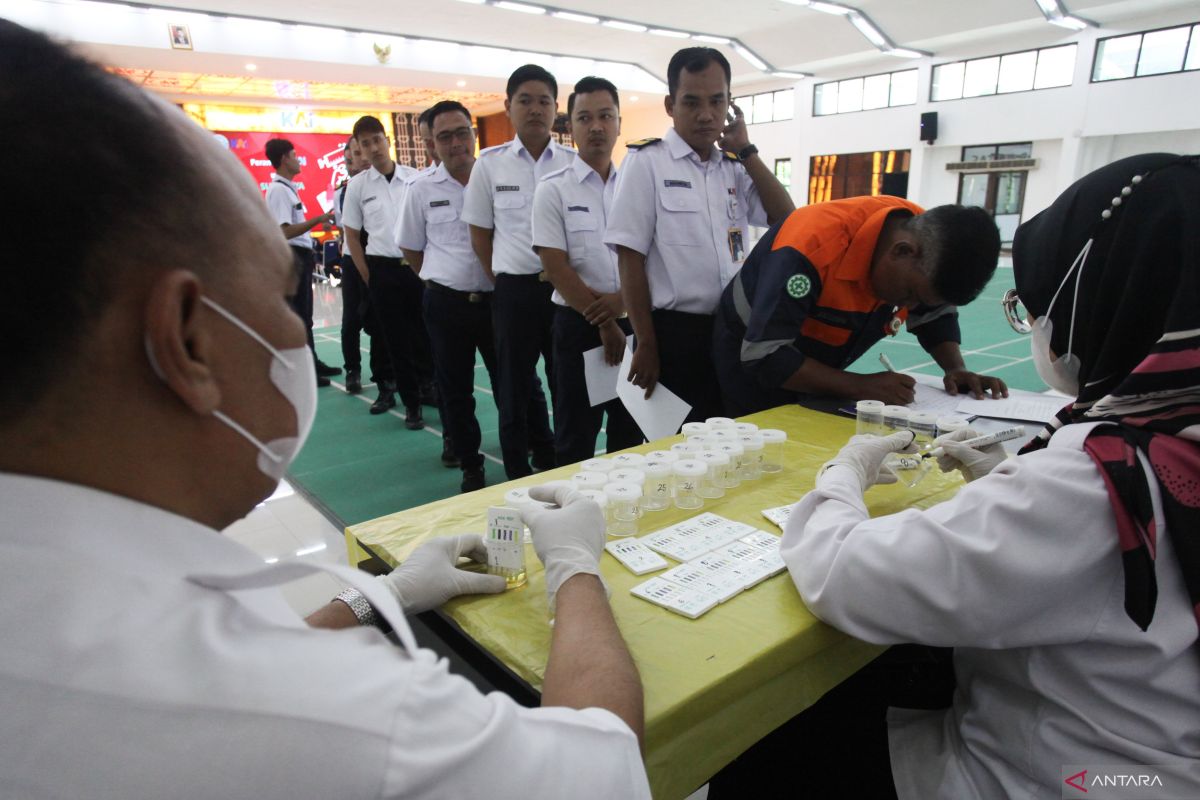 Masa angkutan Lebaran, Daop 8 gelar tes narkoba bagi petugas KA