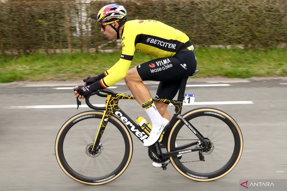 Pebalap sepeda Wout Van Aert cedera patah tulang selangka dan rusuk akibat kecelakaan