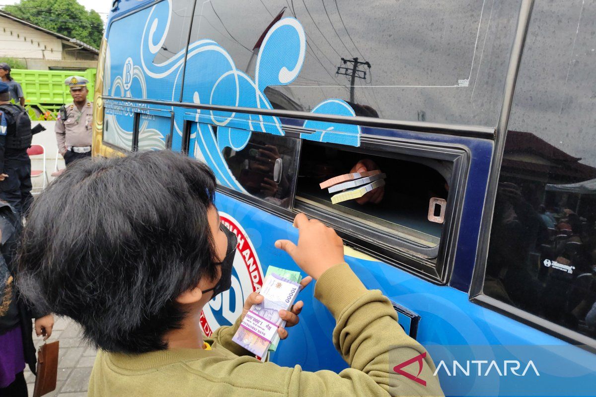 Pedagang uang baru di jalan raya Surakarta ditertibkan