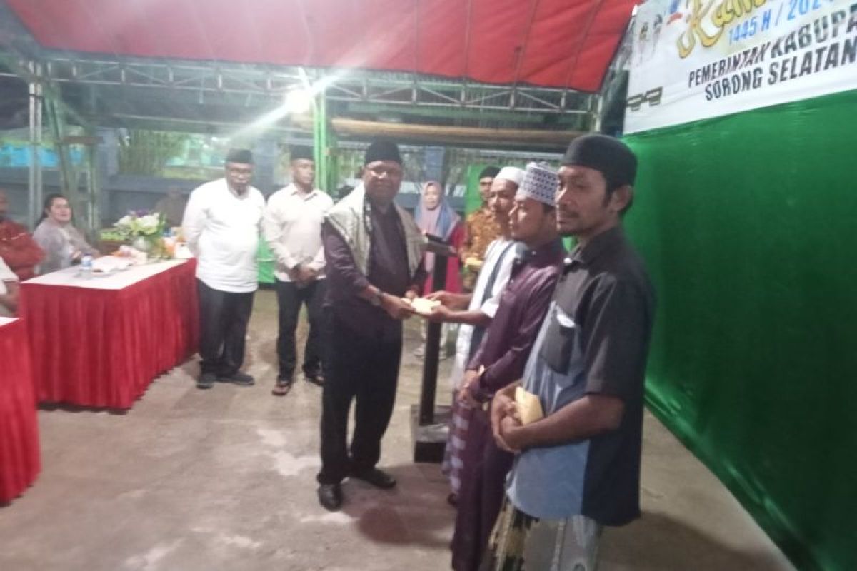 Pemkab Sorong Selatan gelar safari Ramadhan dan serahkan bantuan di Moswaren