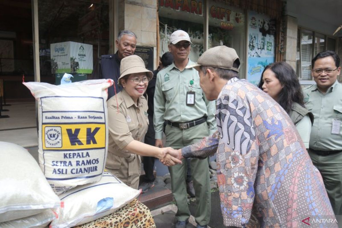 Taman Safari Bogor bagikan beras ke masjid dan mushalla jelang Idul Fitri