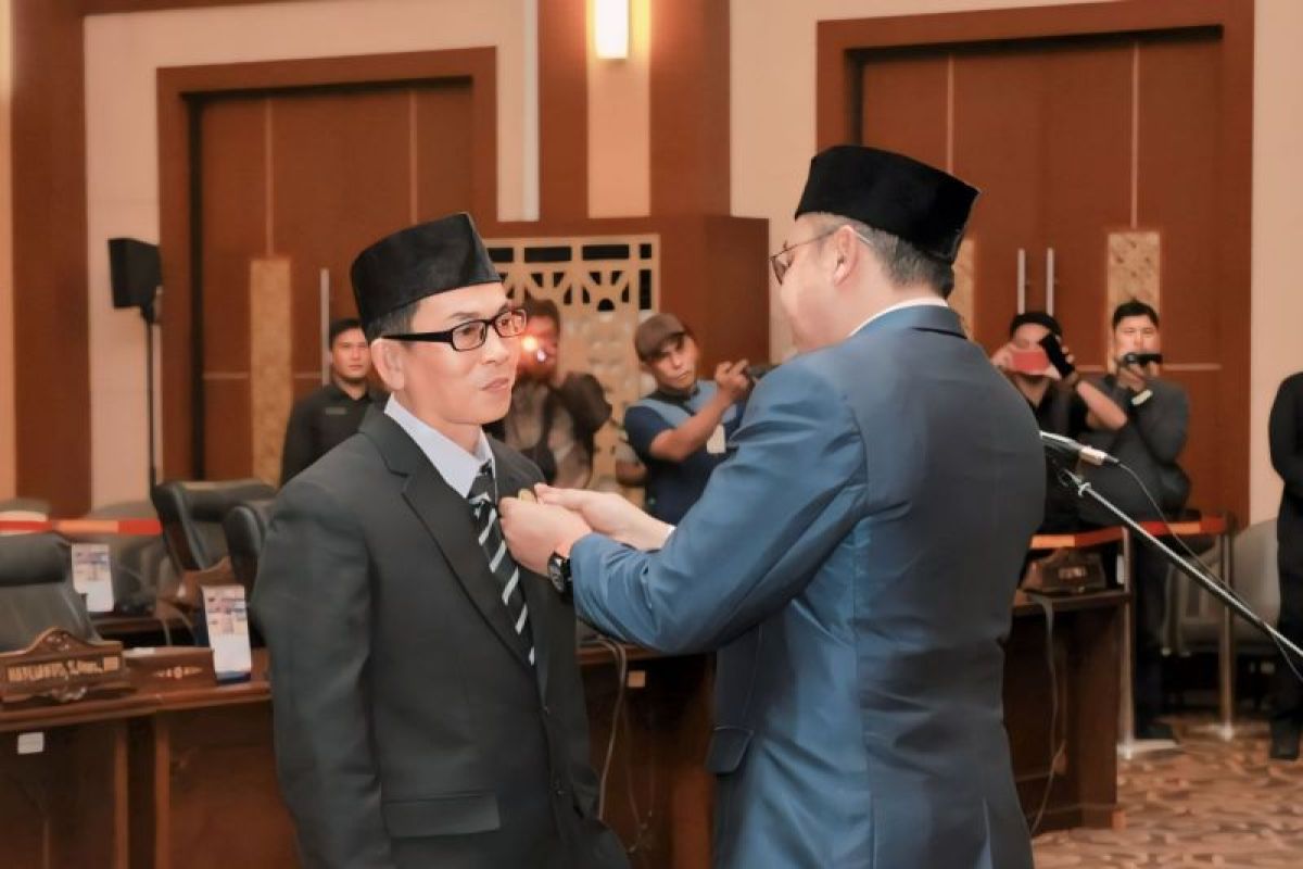 Seorang anggota DPRD Kepri tersandung korupsi resmi diganti