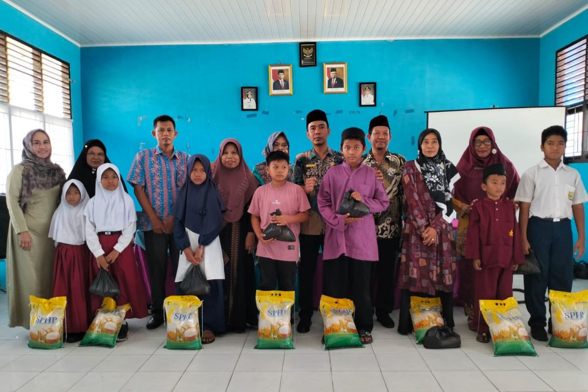 Disdik Bengkalis salurkan bantuan sembako untuk anak yatim