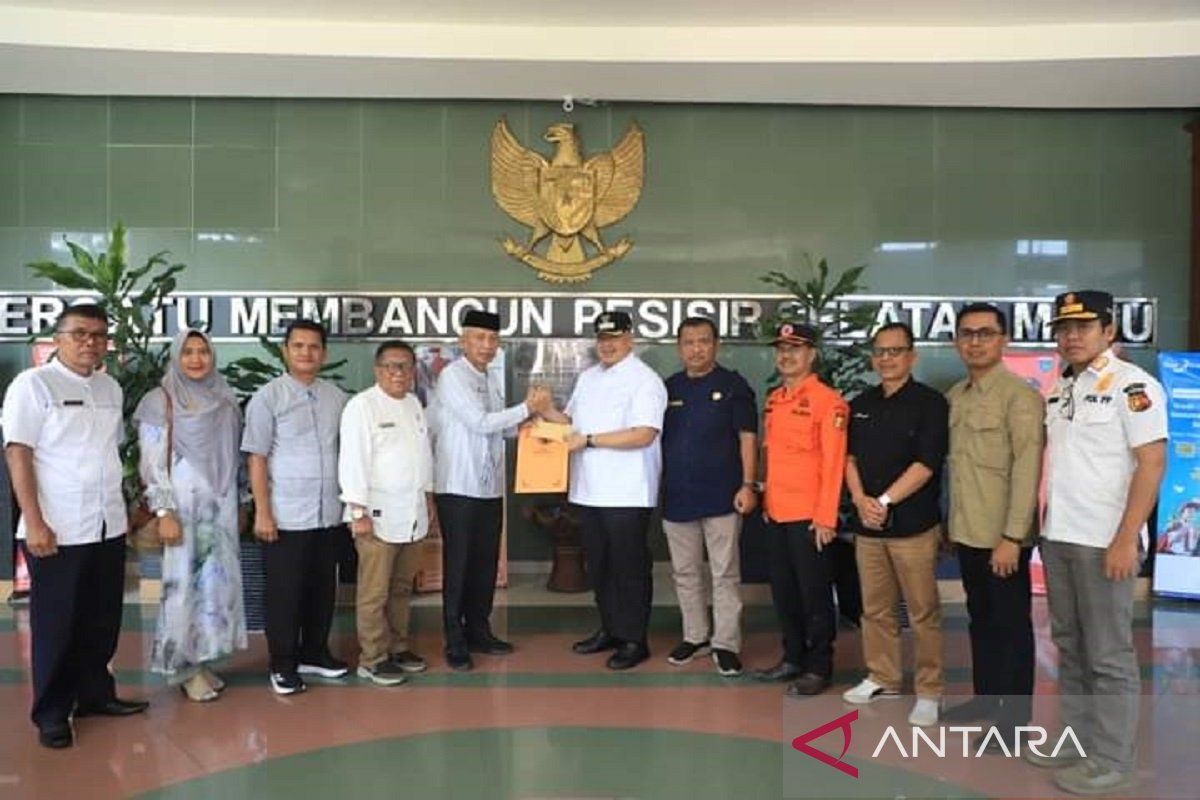 Pemkot Solok serahkan bantuan untuk korban longsor di Pesisir Selatan