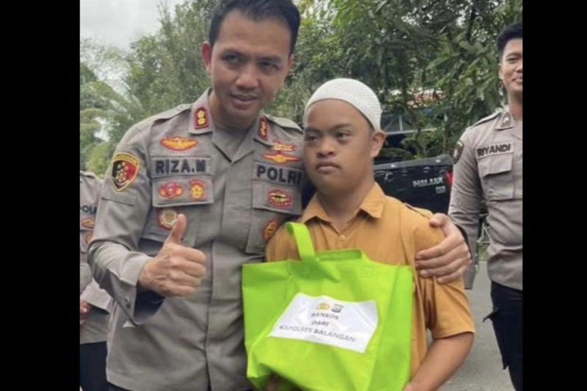 Kapolres Riza santuni sejumlah anak berkebutuhan khusus di Balangan