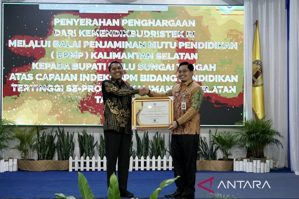 Bupati HST terima penghargaan SPM Rapor Pendidikan dari Kemendikbudristek