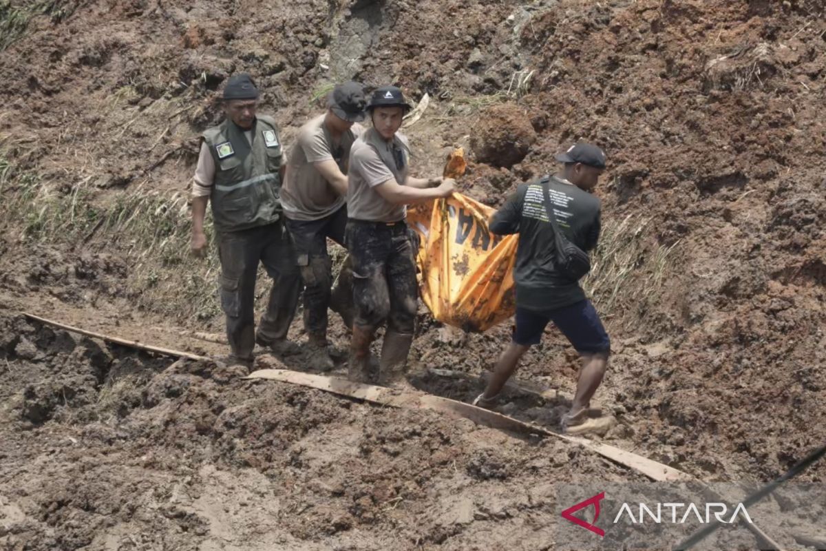 Ditemukan saling berpelukan, jasad korban longsor Cipongkor, Jabar