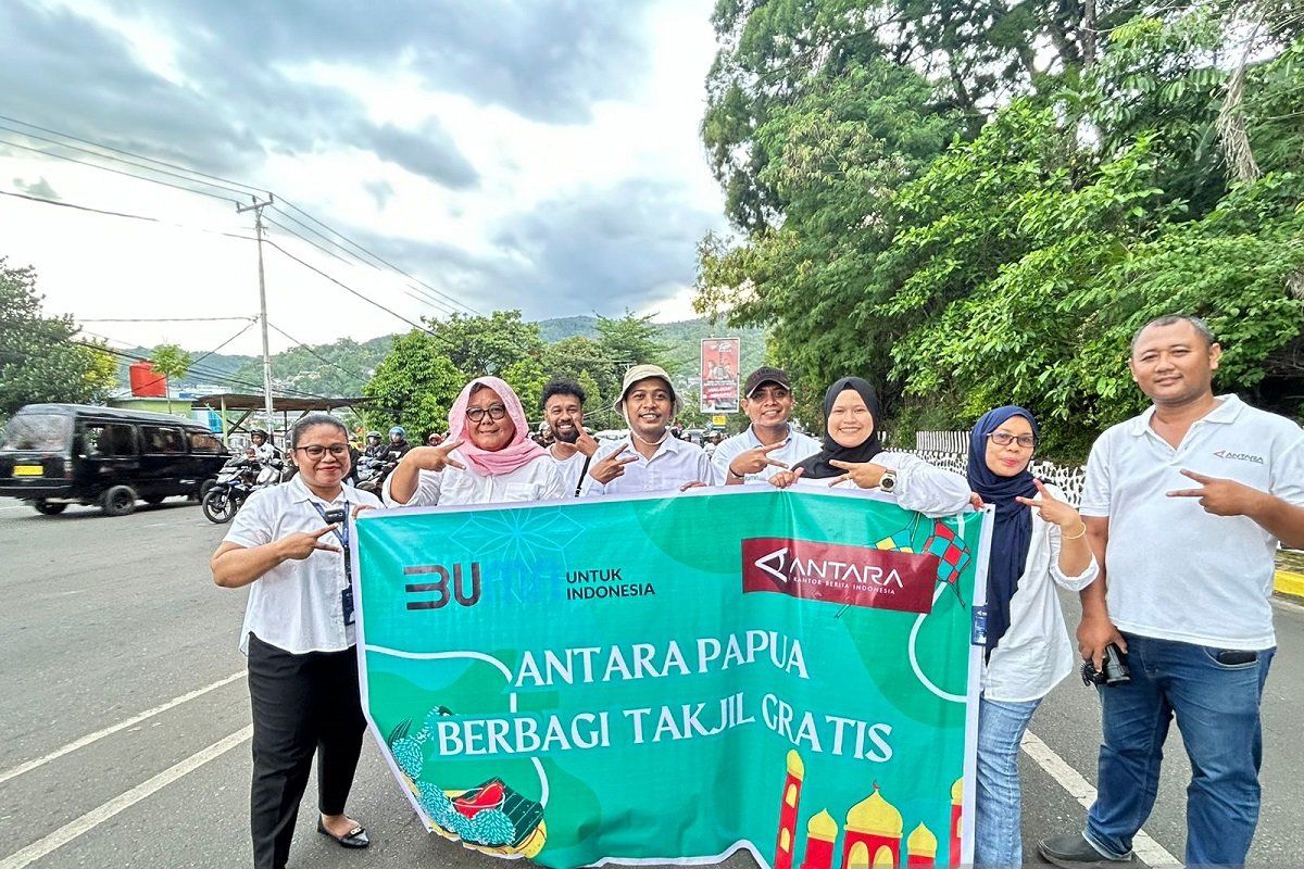 ANTARA berbagi takjil gratis bagi masyarakat Papua yang berpuasa