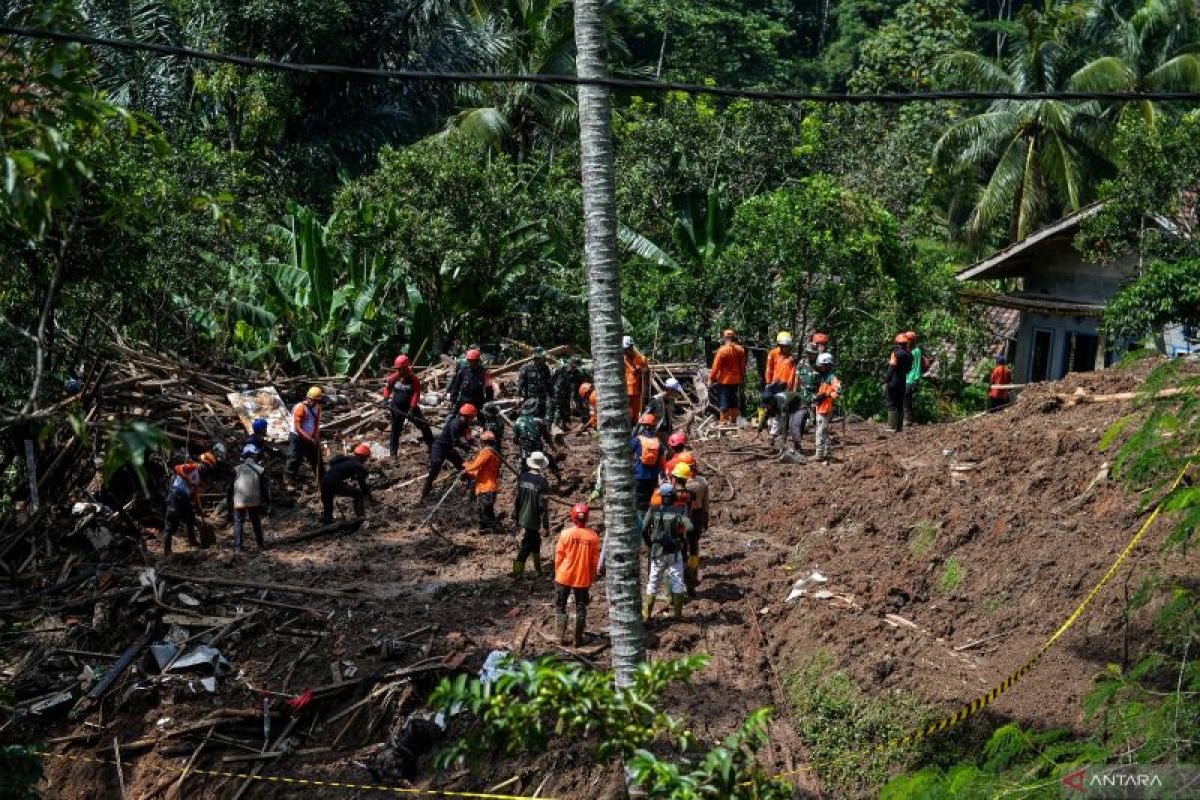 Pencarian Lanjutan Korban Bencana Longsor Desa Cibenda - ANTARA News