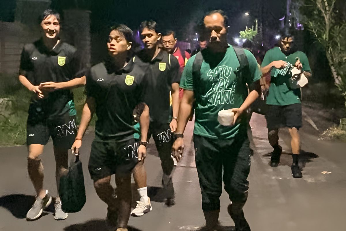 Menang lawan Arema FC, penggawa Persebaya penuhi nazar jalan kaki ke hotel