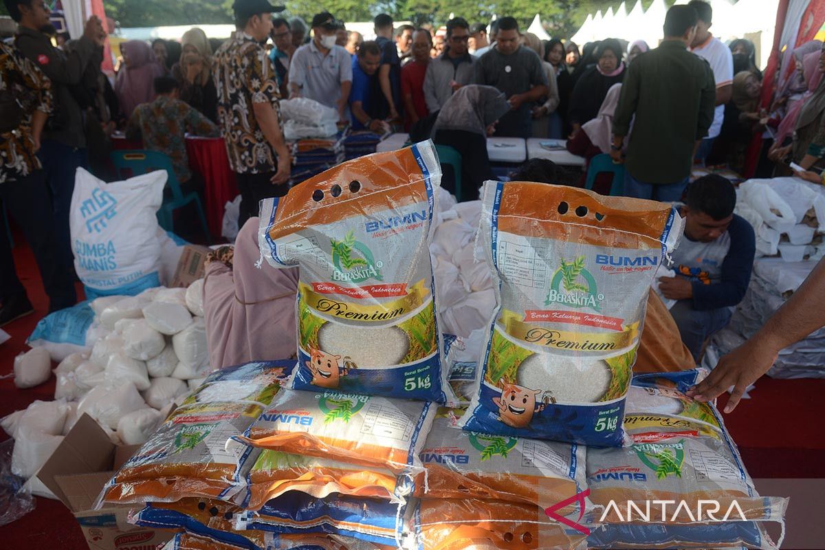 FOTO - Warga antre pangan murah di Aceh