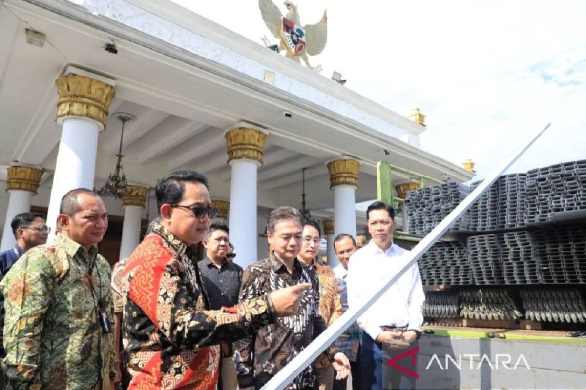 Pemprov Jatim terima bantuan baja ringan untuk rumah terdampak gempa