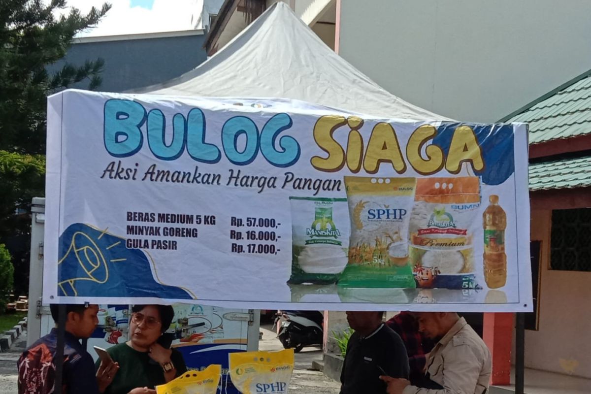Perum Bulog Maluku gelar pasar murah jelang Idul Fitri 2024