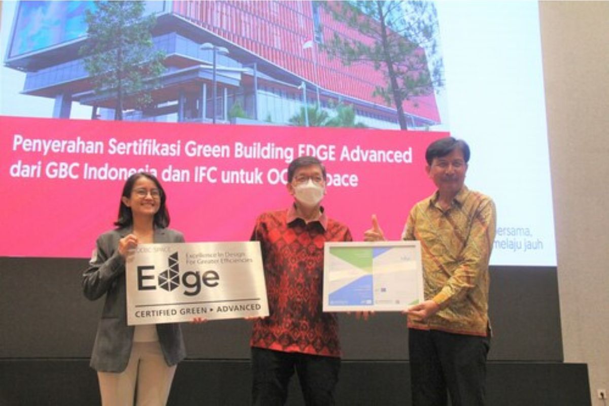 OCBC Space memperoleh sertifikasi EDGE Building Green tingkat lanjut atas kontribusinya dalam mengurangi emisi karbon.