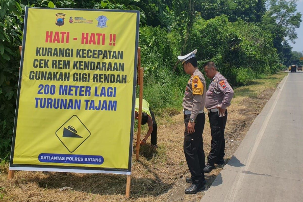 Polres Batang memasang rambu tambahan untuk cegah kecelakaan