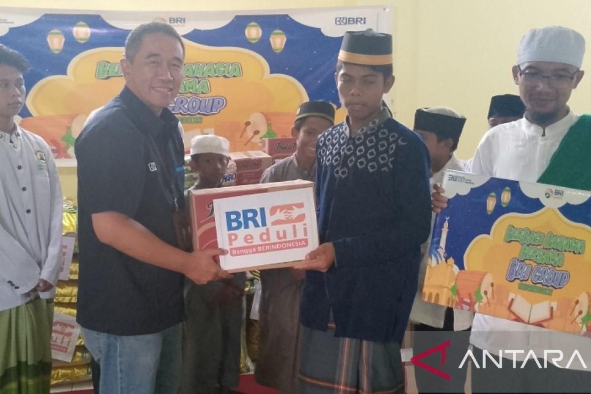 BRI Peduli bagikan paket Ramadhan ke santri dan sahabat pers di Biak