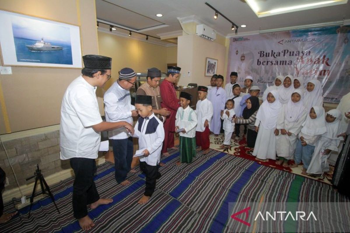 Maknai Ramadhan, ANTARA Jatim berbagi kebahagiaan bersama anak yatim