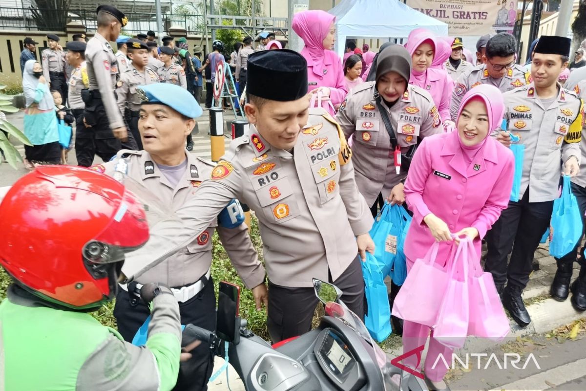 Kapolres bersama Bayangkari Bogor bagi-bagi takjil gratis untuk pengguna jalan